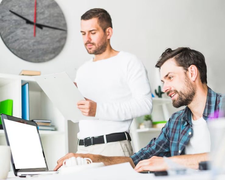 Combien coûte un développeur web salarié par rapport à un freelance 