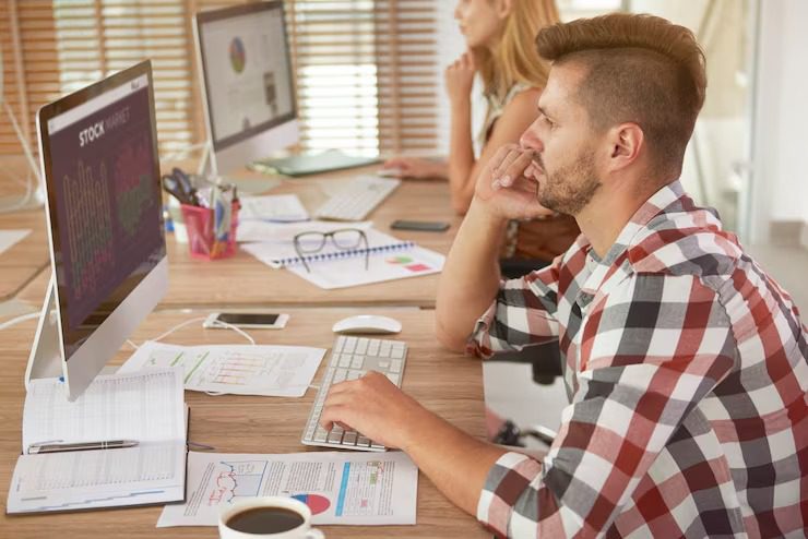 Indices sur le salaire d’un développeur web junior selon le niveau d’études